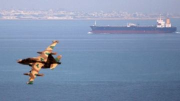 إيران تحتجز ناقلتين أجنبيتين في خليج عمان تهربان مليوني لتر من الوقود