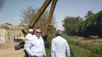 في استجابة سريعة لمزارعي القرية تطهير ترعة الأشمونين بملوي