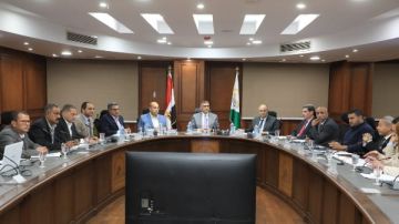 محافظ الجيزة أثناء اجتماع مجلس إدارة الجهاز التنفيذي لمشروع استهلاك الطرق: تطوير الأداء وتحسين الخدمات بالمنافذ محافظ الجيزة أثناء اجتماع مجلس إدارة الجهاز التنفيذي لمشروع استهلاك الطرق: تطوير الأداء وتحسين الخدمات بالمنافذ