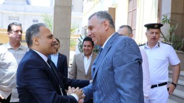 محافظ الشرقية يهنئ مدير الأمن لاستمراره في أداء مهام عمله