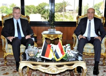 وزير الطيران يبحث مع السفير الألماني تعزيز التعاون والشراكات في تطوير المطارات والتدريب وتبادل الخبرات الفنية