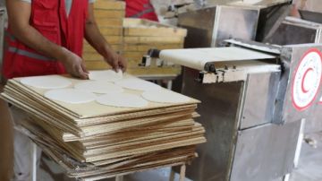 الهلال الأحمر المصري يدفع بقوافل زاد العزة محملة بالخبز الطازج إلى غزة