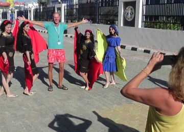 عروض فنية وفلكلورية في استقبال الباخرة السياحية AROYA بميناء الإسكندرية