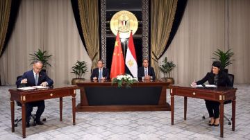 مدبولي ورئيس مجلس الدولة الصيني يشهدان توقيع مجموعة وثائق لتعزيز التعاون المشترك بين البلدين