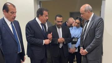 وزيرا الصحة والطيران يتفقدان عيادات الحجر وأجهزة إزالة الرجفان القلبي بمطار القاهرة