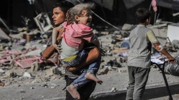 انهيار اجتماعي.. طبيب نرويجي يكشف عن التأثير الصحي للمجاعة على سكان غزة