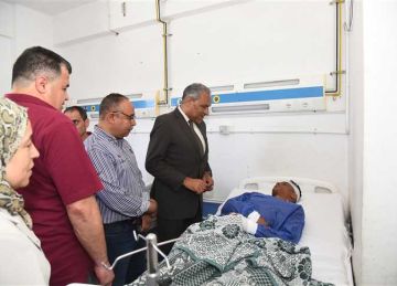 25 ألف جنيه لأسرة المتوفي ومساعدات عاجلة للمصابين في حادث انقلاب أتوبيس سياحي بمطروح