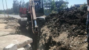 إصلاح كسر مفاجئ في خط مياه الشرب بقرية القصابي بكفر الشيخ.. صور