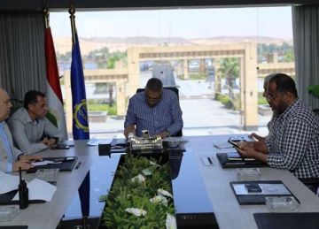 محافظ أسوان: وزير النقل وافق على رفع كفاءة الطريق الصحراوي الغربي والزراعي الشرقي