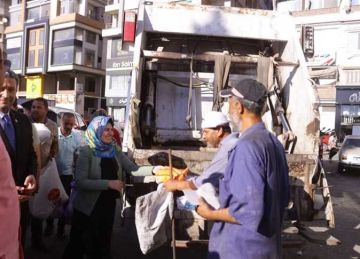 محافظ دمياط يكرم عمال النظافة بشوارع المحافظة في يوم الشكر والتقدير