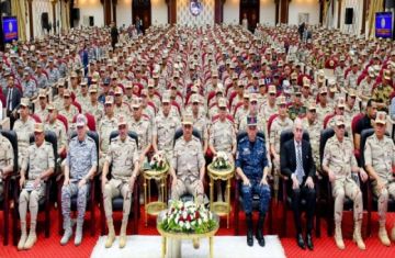 وزير الدفاع يلتقي عددا من قادة وضباط القوات المسلحة بقيادة المنطقة المركزية العسكرية