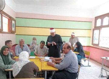 ختامها الجمعة.. رئيس المنطقة الأزهرية بالقليوبية يتفقد مركز تصحيح الثانوية ببنها