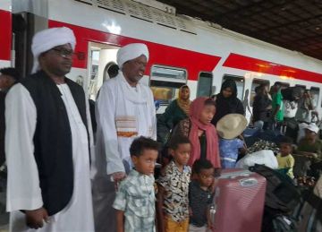 وصول قطار العائدين السودانيين إلى محطة السد العالي في أسوان