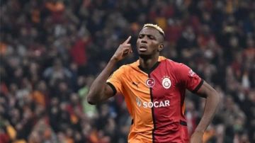 بعد فشل محاولات الهلال .. جالاتا سراي يتفق مع نابولي على ضم أوسيمين