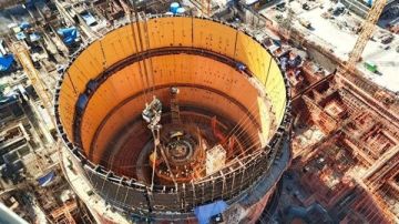 عاجل تركيب آخر شرائح وعاء الاحتواء الداخلي بالوحدة الثانية بمحطة الضبعة النووية