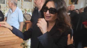 علامات الحزن تظهر على لطيفة أثناء تقديم واجب العزاء فى زياد الرحباني