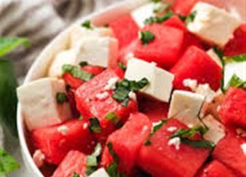 قبل وداعه .. حضري سلطة الجبنة بالبطيخ على طريقة الفنادق بمكونات في مطبخك قبل وداعه .. حضري سلطة الجبنة بالبطيخ على طريقة الفنادق بمكونات في مطبخك
