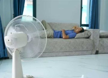  هل النوم تحت المروحة آمن؟ .. طبيب يوضح متى تصبح ضارة بالصحة