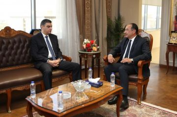 وزير قطاع الأعمال يبحث مع هيئة الشراء الموحد التعاون بقطاع الأدوية والمستلزمات الطبية وزير قطاع الأعمال يبحث مع هيئة الشراء الموحد التعاون بقطاع الأدوية والمستلزمات الطبية