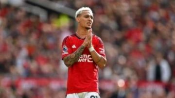 أنتوني يرفض العودة للبرازيل ويتمسك بفرصته مع مانشستر يونايتد رغم استبعاده