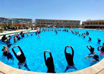 طقس حار بالغردقة والسائحون والمصريون على الشواطئ وحمامات السباحة طقس حار بالغردقة والسائحون والمصريون على الشواطئ وحمامات السباحة