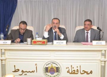 محافظ أسيوط يعلن عن مشروعات تنموية جديدة خلال اجتماع المجلس التنفيذي للمحافظة