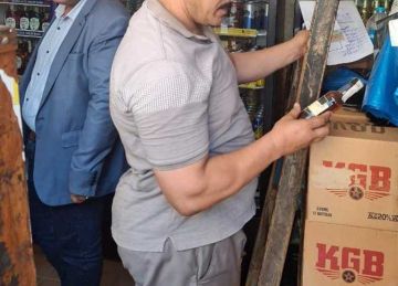 مصادرة 25 صندوق كحوليات مجهولة المصدر ومصنعات لحوم فاسدة في الإسكندرية (صور)