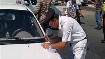 بعد التحفظ على سيارة طالب.. الحبس وغرامة 10 آلاف جنيه عقوبة السير عكس الإتجاه