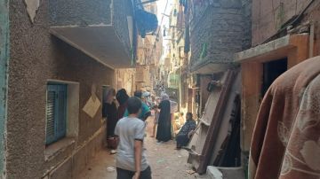 جيران المنزل المنهار بأسيوط: مياه الصرف هتوقع علينا البيوت.. بث مباشر