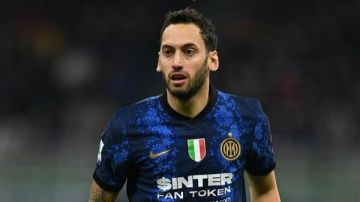 توتر في إنتر ميلان بسبب تشالهانوجلو.. والنادي يرفض عرض جالطة سراي