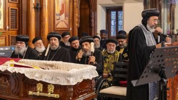 صلوات تجنيز القمص أنطونيوس ثابت بلندن والبابا تواضروس يقدم التعزية في رحيله