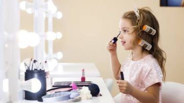 مخاطر مقلقة .. وضع الأطفال لمستحضرات التجميل يهدد صحتهم مخاطر مقلقة .. وضع الأطفال لمستحضرات التجميل يهدد صحتهم