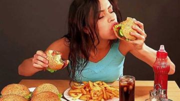 ماذا يحدث لجسمك عند تناول الطعام بسرعة؟