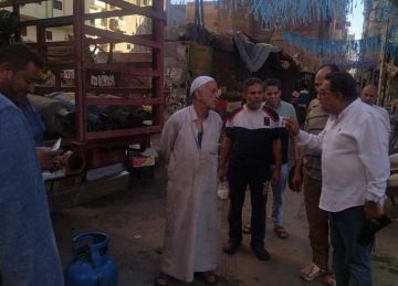 محافظ الدقهلية يوقف سيارة توزيع أنابيب للتأكد من الالتزام بالوزن المقرر