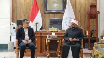 أمين البحوث الإسلامية يبحث مع وفد الجامعة المحمدية الإندونيسية التعاون العلمي أمين البحوث الإسلامية يبحث مع وفد الجامعة المحمدية الإندونيسية التعاون العلمي