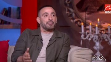 بعد طلب عمرو أديب أحمد السقا يمارس أخطر الحركات القتالية ضد أحمد فهمي على الهواء