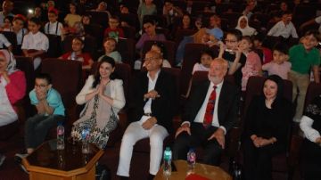 في عيدها الـ32.. علاء الدين تبهج الصغار بمسرحية صندوق الحكايات وفن خيال الظل