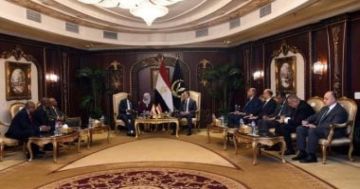 وزير الداخلية يستقبل نظيره بدولة جزر القمر لبحث تعزيز الجهود الأمنية وزير الداخلية يستقبل نظيره بدولة جزر القمر لبحث تعزيز الجهود الأمنية