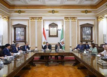 رئيس جامعة القاهرة يستقبل وفد الجمعية الصينية للتعليم العالي لبحث التعاون المشترك