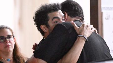 سيمون وحازم إمام ودنيا عبد العزيز وطارق علام ونجوم الفن يواسون هشام إسماعيل