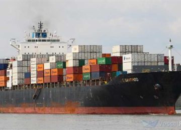 وحدات الإطفاء البحرية تسيطر على حريق سفينة بضائع رأس غارب في البحر الأحمر