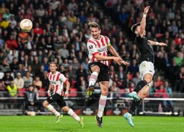 نجم آيندهوفن يخضع للكشف الطبي في نابولي