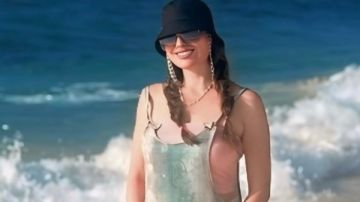 نرمين الفقي تخطف الأنظار على الشاطئ شاهد