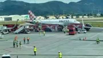 حادث مأساوي.. محرك طائرة يبتلع رجلا في مطار إيطالي وتوقف حركة الطيران حادث مأساوي.. محرك طائرة يبتلع رجلا في مطار إيطالي وتوقف حركة الطيران