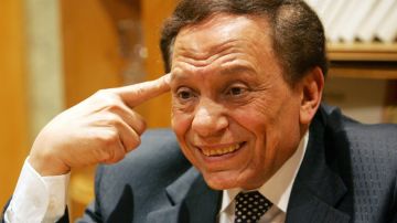 الزعيم عادل إمام وزوجته يتصدران السوشيال ميديا في صورة نادرة