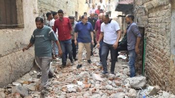 لجنة هندسية للمعاينة..محافظ أسيوط يتفقد المنزل المنهار بالفواخير ويوجه بسرعة دعم المتضررين صور لجنة هندسية للمعاينة..محافظ أسيوط يتفقد المنزل المنهار بالفواخير ويوجه بسرعة دعم المتضررين صور