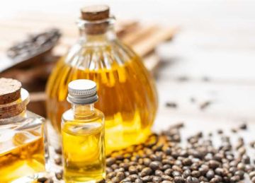  ملعقة واحدة تكفي .. كيف يساعد زيت الخروع على التخلص من الإمساك؟