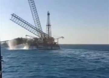 بعد قليل.. بيان رسمي من البترول والصحة بشأن ضحايا انقلاب بارج بحري بخليج السويس بعد قليل.. بيان رسمي من البترول والصحة بشأن ضحايا انقلاب بارج بحري بخليج السويس