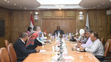 محافظ قنا يبحث شكاوى المواطنين خلال اللقاء الجماهيري الأسبوعي