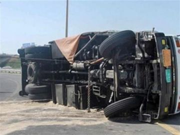 انقلاب مقطورة محملة بالمواسير على طريق الرماية حدائق أكتوبر انقلاب مقطورة محملة بالمواسير على طريق الرماية حدائق أكتوبر